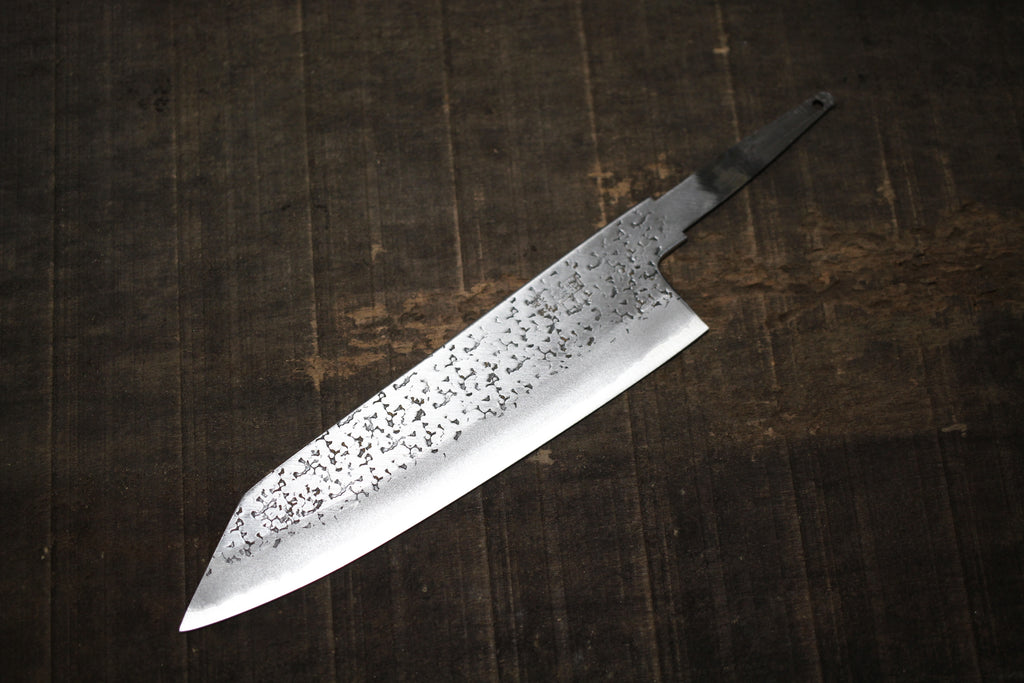 Neu eingetroffen sind die robusten, gehämmerten Messerklingen aus superblauem Aogami-Stahl