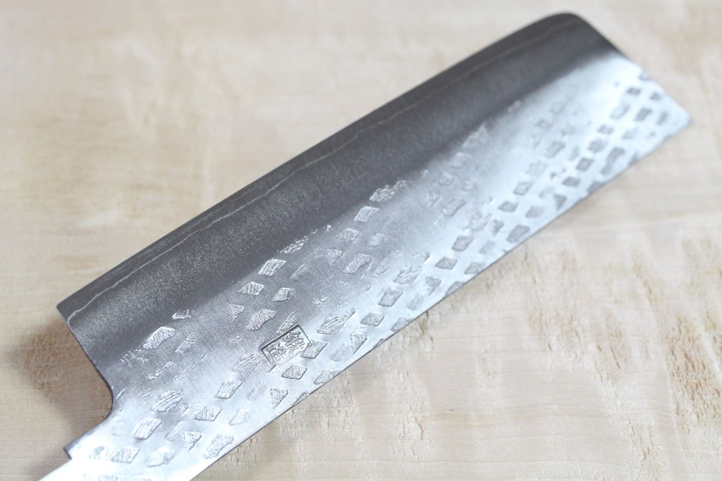 Neu eingetroffen ist das Ibuki-Nakiri-Messer mit gehämmerter VG-10-Blankklinge und einer Länge von 155 mm