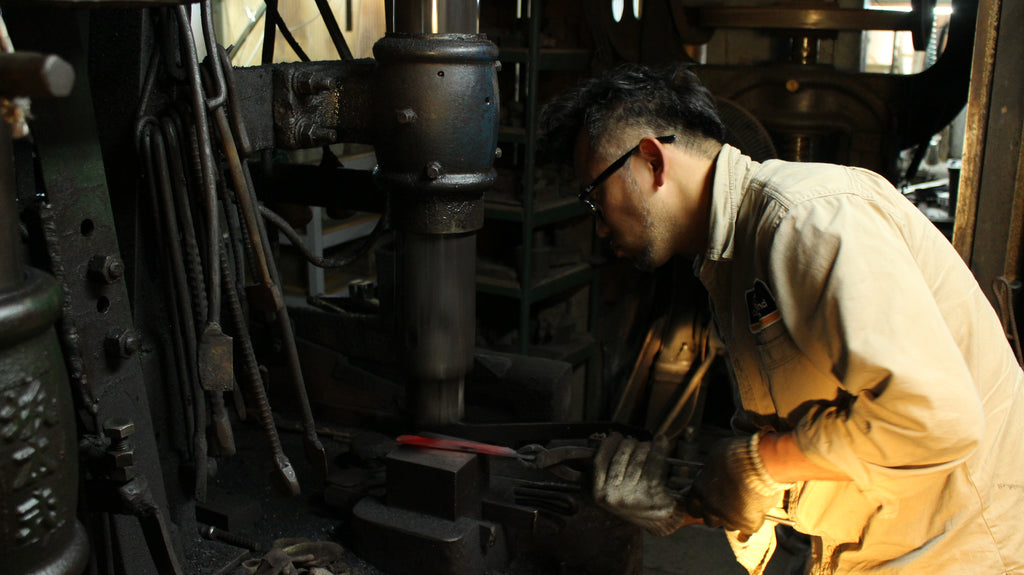 Hr.Hiroshi Kajihara, en japansk smed, der har til hensigt at bevare håndsmedet fremstilling på Kurotori Tanzo.
