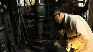 Hr.Hiroshi Kajihara, en japansk smed, der har til hensigt at bevare håndsmedet fremstilling på Kurotori Tanzo.