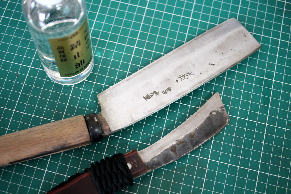 Anbefal paraffinolie til rustbevis til at bruge en kulstofkniv til udendørs brug.