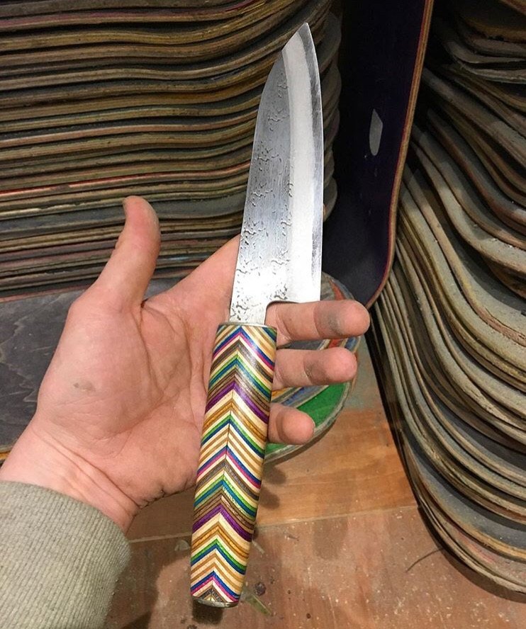 Manche de couteau Santoku personnalisé fabriqué à partir de planches à roulettes recyclées!  Photo client de D.E Royaume-Uni