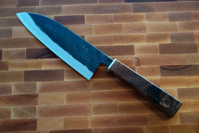 Das breite Santoku-Custom-Messer mit einzigartigem Wa-Griff und Holz-Saya. Kundenbild von Martin. L, Kanada.