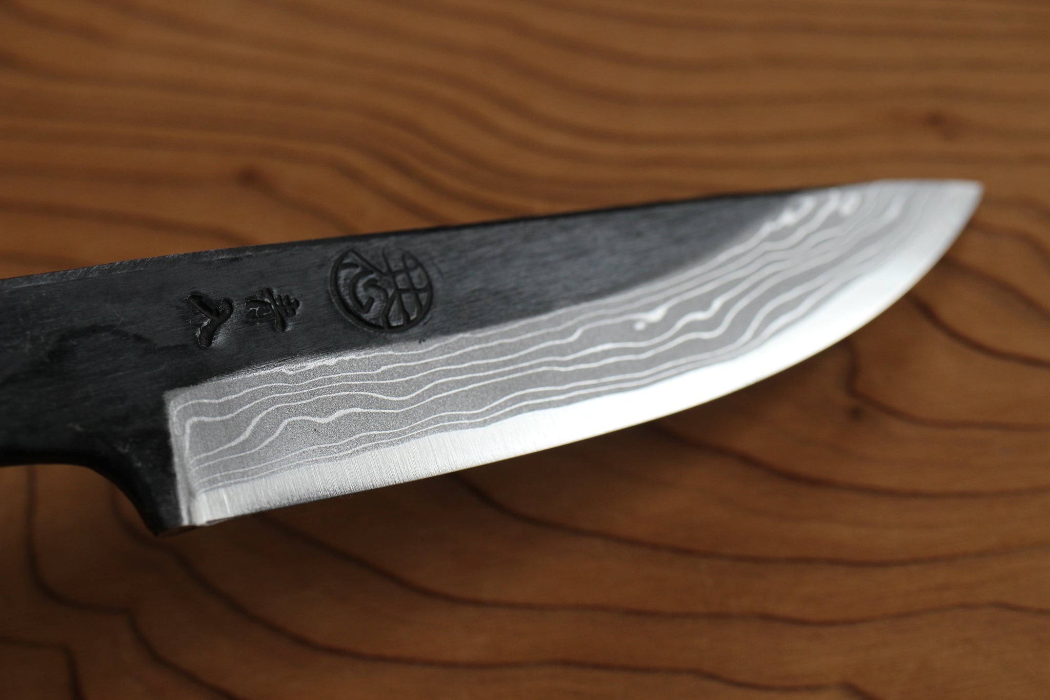 Kyohei negro Damasco forjado a mano Caza completo Tang cuchillo en blanco azul #2 acero 100mm